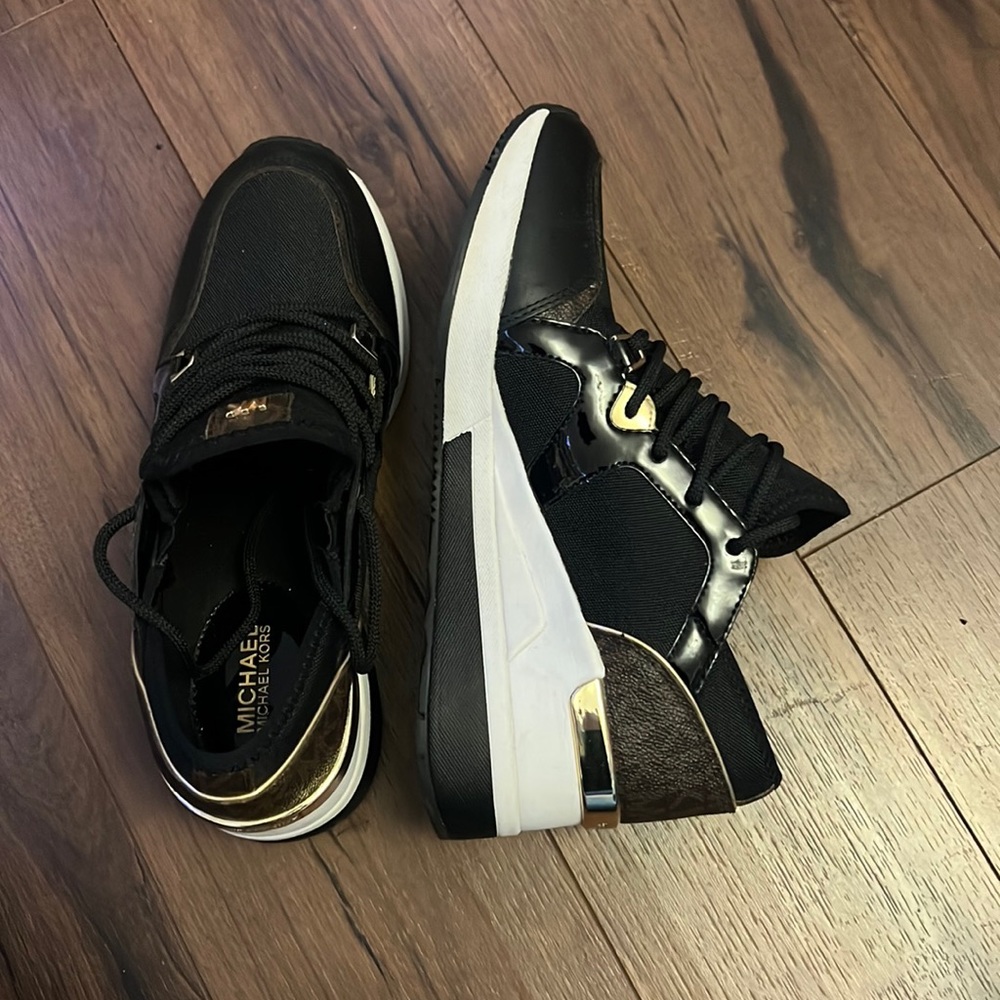 Women's Liv Trainer Signature Logo Sneakers
